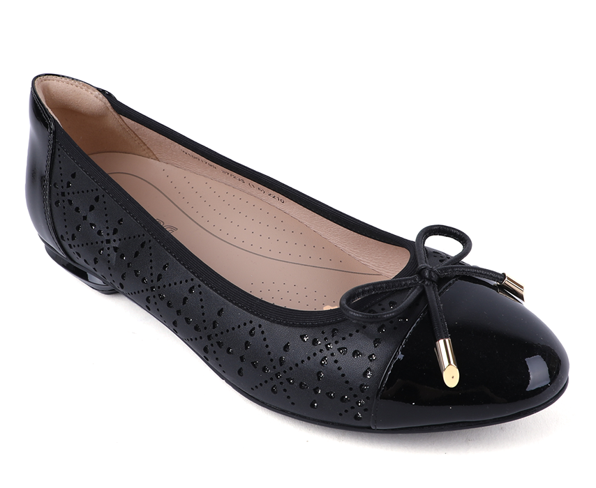 All black 2025 flat shoes